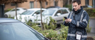 Hilfspolizist notiert FALSCHPARKER UND DRUCKT STRAFZETTEL AUS.