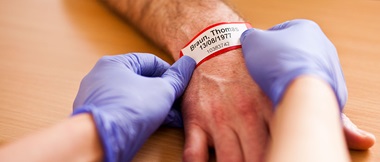 Krankenpfeger Light Patient Ein Armband ähm