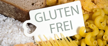 Brot, Reis, Cornflakes und Verschiede Nudelsorten, in der Mitte ein Etikett mit der Aufschrift Glutenfrei