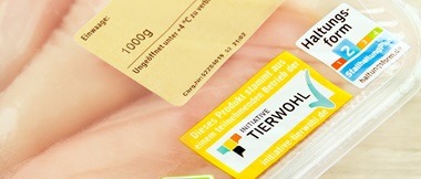 Verpacktes HähnchenFleisch mit Halteungsformkennzeichnung der Initiative Tierwohl