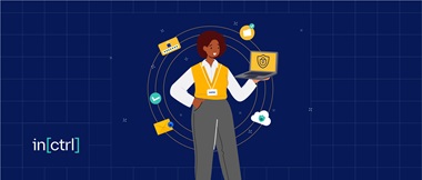 Eine Person, die von Symbolen umgeben ist, die das Thema Cybersicherheit symbolisieren. 