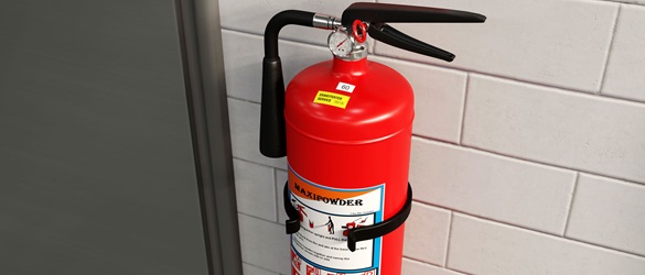 Feuerlöscher in Gebäude, der mit gelb-schwarzem Etikett zur Nachverfolgung und Bestandserfassung gekennzeichnet ist. 