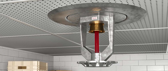 Wassersprinkler in einem Keller, die mit weiß-rotem Etikett zur Nachverfolgung und Bestandserfassung gekennzeichnet ist. 