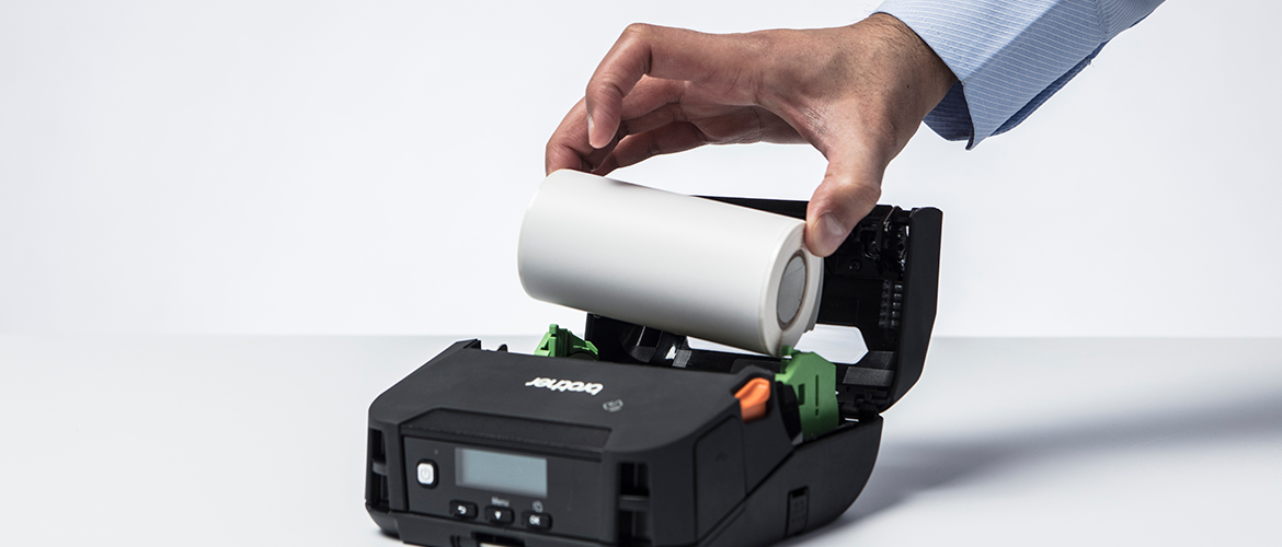 Hand Wechselt Papierrolle in Mobilem Belegdrucker
