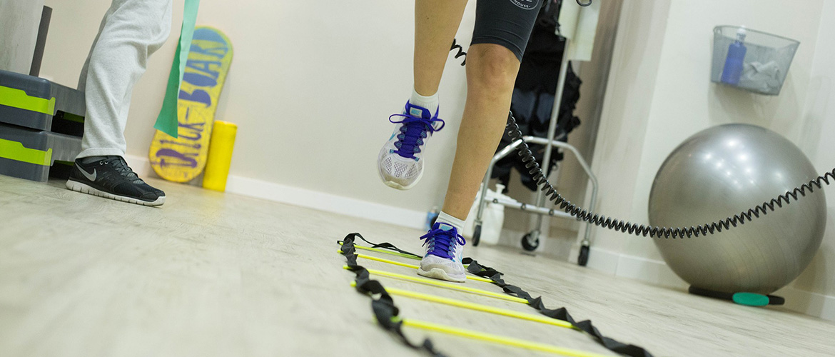 Physiotherapeut Behandelt Patientin mit Elektroden.