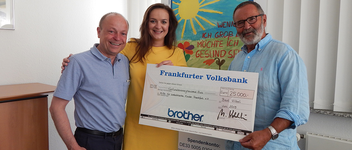 Jörg-Stefan Schmitt, Leiter der Corporate Communications und Larissa Michalski (v.l.), Leiter Human Resource & CSR von Brother, Überreichen Dr. Jürgen Vogt, Vorsitzender der Frankfurter Stiftung für Krebskranke Kinder, Eben Spendenscheck über 25.000 Euro.