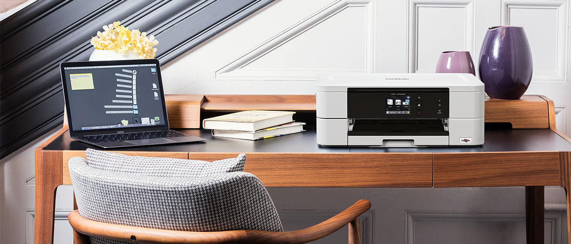 Home Office Schreibtisch mit Laptop und Kompaktem Multifunktionsdrucker