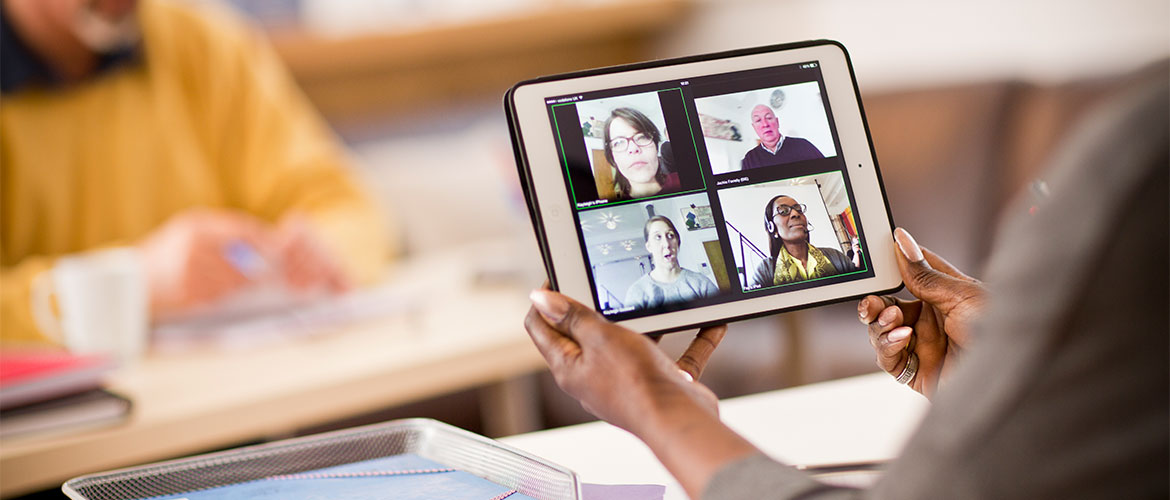 Frau Hält Tablet mit videokonferenz
