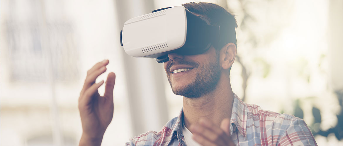 MANN MIT VR BRILLE