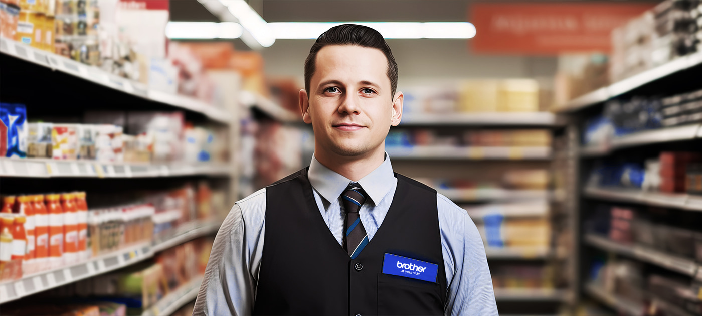 Ein Mitarbeiter zwischen zwei Regalen, wessen Expertise in der Etikettierung im Einzelhandel liegt.