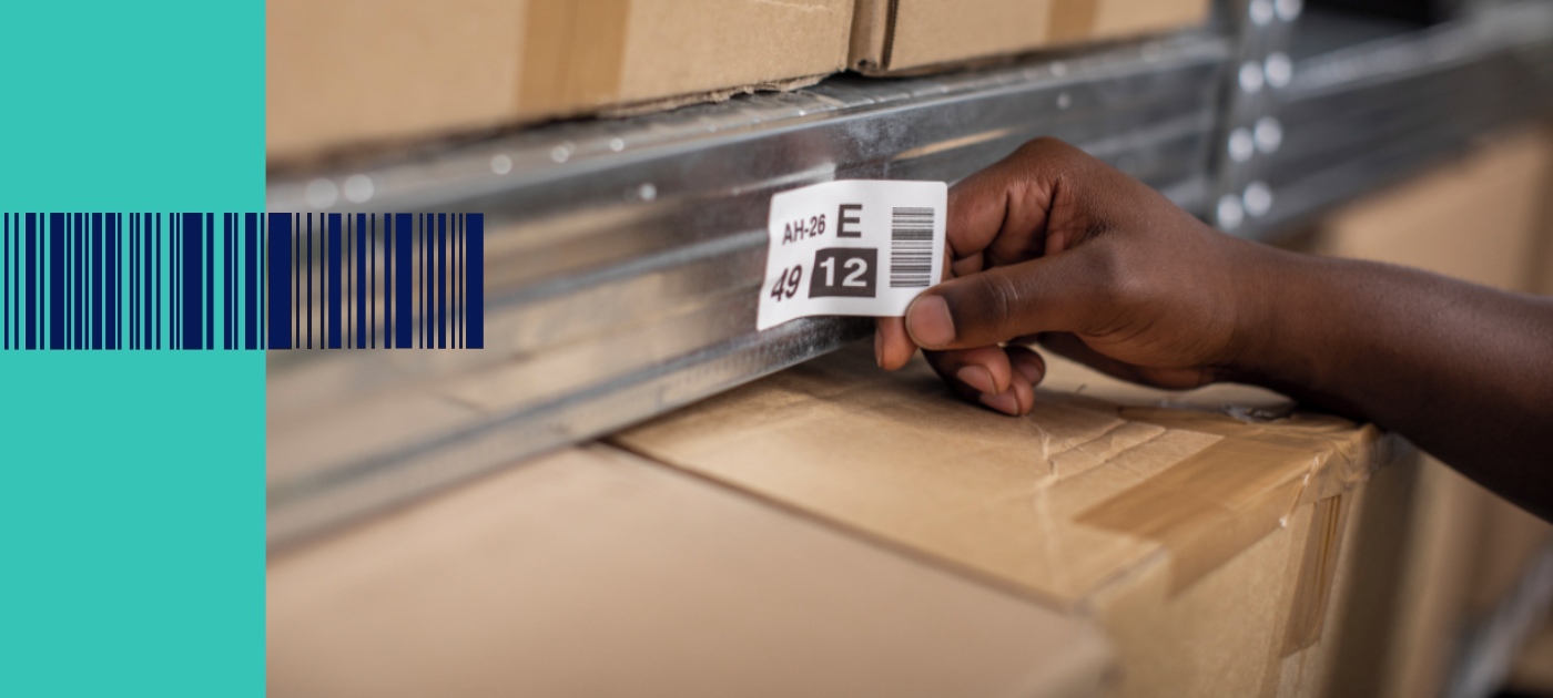 Eine Person mit einem blauen Oberteil entfernt ein Barcode-Etikett von einem mobilen Brother-Etikettendrucker der RJ-Serie