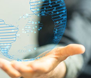 Hand hält eine digitale Weltkugel mit blauen Linien und Punkten, die Technologie symbolisieren