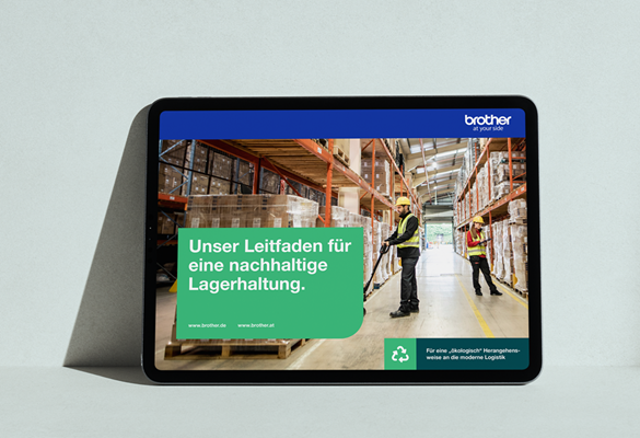 Das Bild zeigt ein Tablet, auf dem die Titelseite des Leitfadens abgebildet ist.