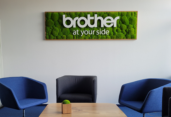 Brother Logo hängt an der Wand eines Büros 