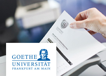 Nahaufnahme, Person druckt dokument auf Brother Drucker