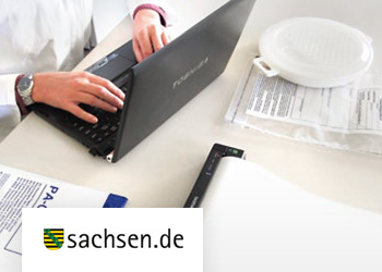Mitarbeiter der Lebensmittelkontrolle bei der Arbeit, ein Laptop Sitzend, Brother Drucker auf dem Tisch