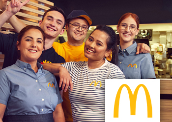 Eine Gruppe von Menschen, die bei McDonald's arbeiten.