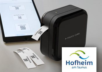 Ein P-touch Beschriftungsgerät, mit dem Schriftbänder ausgedruckt werden. 