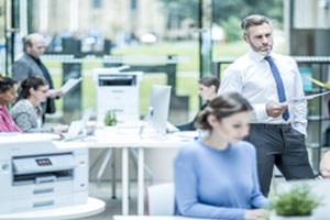 Menschen im Büro mit zwei Drucker