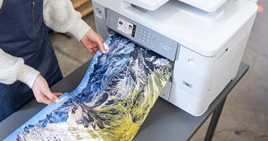 Großformatiges Papier einer Landschaft auf Glanzpapier, das aus dem Bannerdrucker gedruckt wird