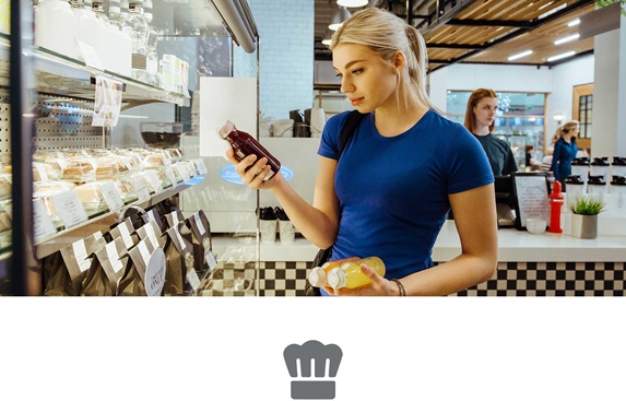 Frau mit dem blauen Haaren und Blauen-T-Shirt begeistertetet saftflaschen und sandwiches