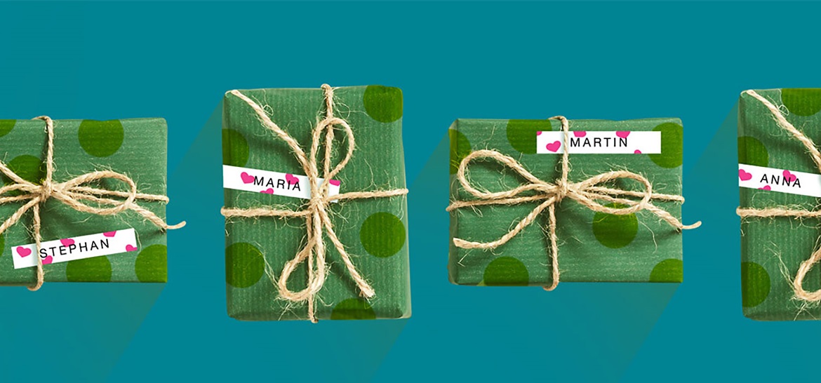 Reihe von Weihnachtsgeschenken, gekennzeichnet mit einem Brother Rosa Hearts P-Touch-Label
