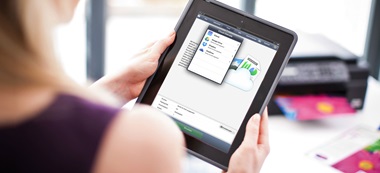 Eine Person nutzt eine Business Solution und druckt über ein mobiles Gerät