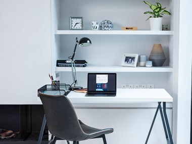 MODERNER Arbeitssplatz mit Computer