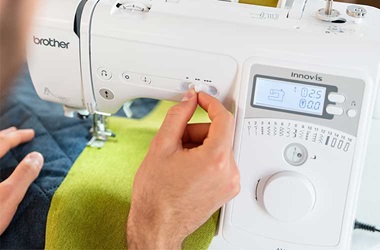 Frauennähing mit Brother Nähmaschine