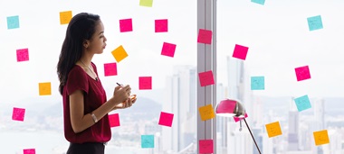 Frau Klebt post-ITs mit Benachrichtigen Sie ein paar Fenstersscheib