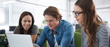 Gruppe Studenten im Ges.Gräch, in Laptop Schauend