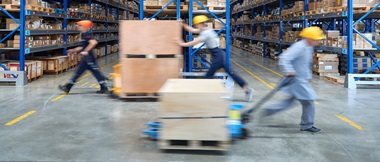 LogistikMitarbeiter BEFÖRDERN Waren in Lagerhalle