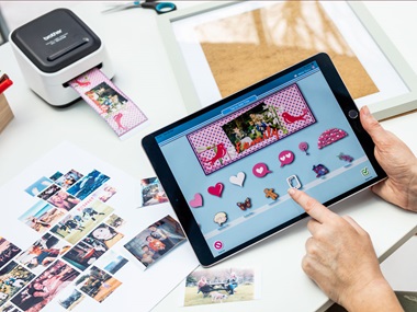 Tablet mit Brother-Farb-Label-Editor benutzte meine Frau, um ein vollfarbiges Etikett an den Brother-Design- und Handwerksetikettendrucker zu entwerfen und drucken