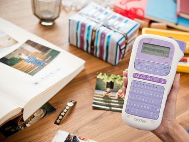 Brother P-Touch H200-Label- und Ribbon-Drucker, der zum Personalisieren von Handwerksprojekten verwendet wird