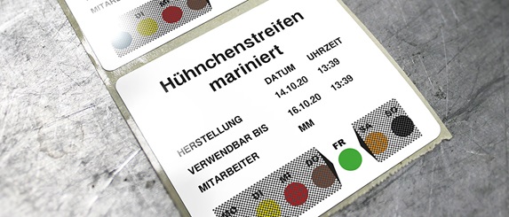Ausgedruckte Lebensmitteletiketten von Brother liegen auf einem Metalltisch
