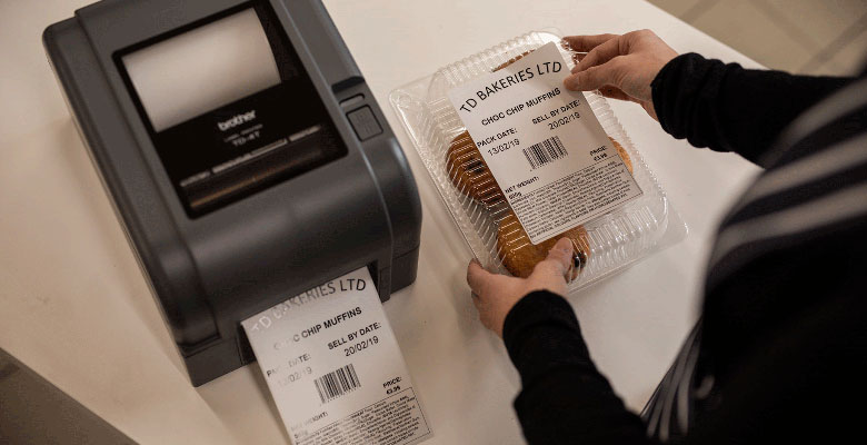 Paket von Cookies, die mit Etikett von Brother TD-4T-Drucker gekennzeichnet sind