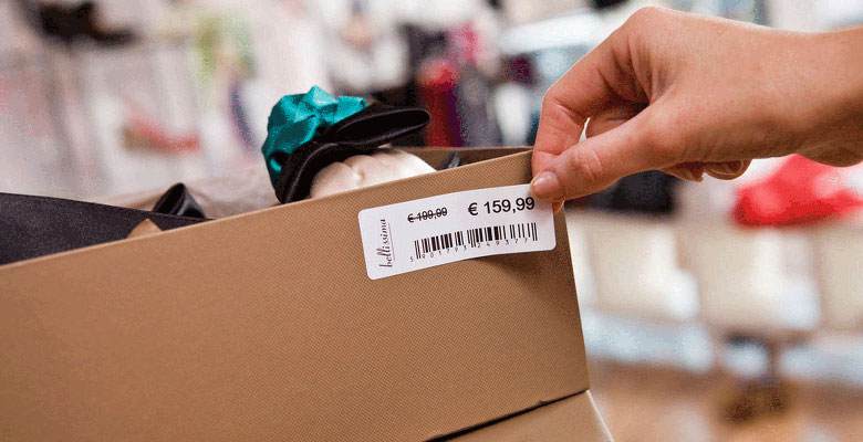 Barcode-Label, das auf den Schuhkarton aufgetragen wird