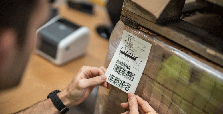 4x6 Zoll Versandaufkleber wird auf einwickelter Kästchen angewendet