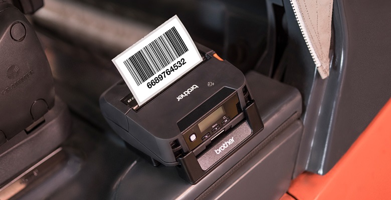 Mobiler Brother RJ-Drucker Druckt Komissionieretikett, ein GAPELSTAPLER BEFESTIGT