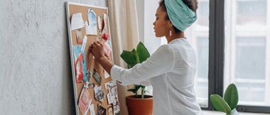 Eine Person bei der Gestaltung eines Vision Dream Boards