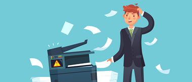 Illustration eines Mannes in einem Anzug, der verwirrt neben einem Drucker steht, der nicht funktioniert, während Papierblätter umherfliegen und ein Warnsymbol auf dem Drucker angezeigt wird.