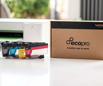 Brother EcoPro mit Drucker auf Schreibtisch