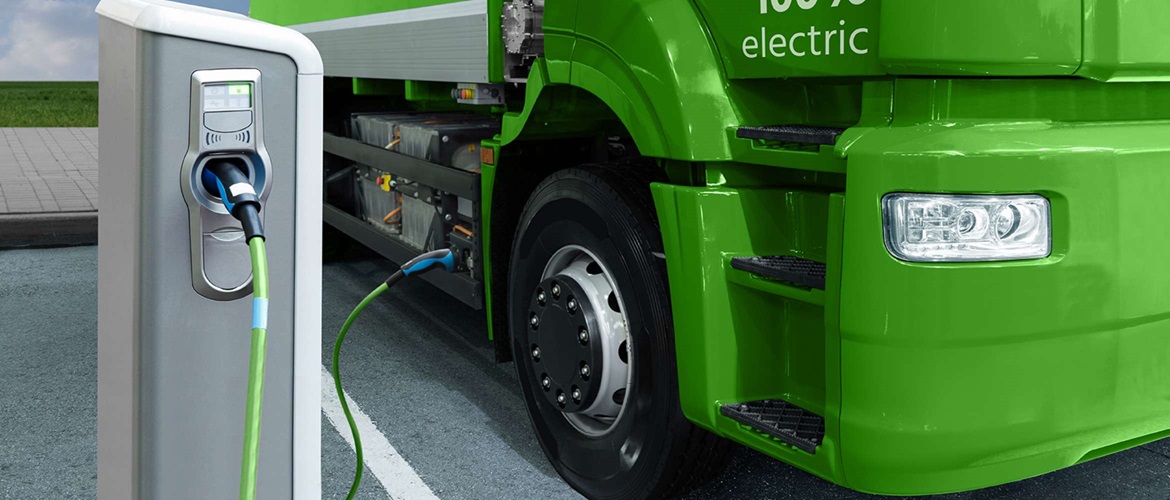 E-LKW tankt Strom an Ladesäule.