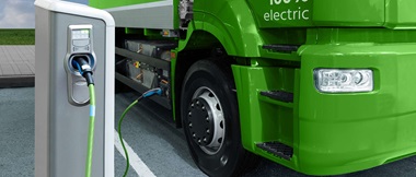 E-LKW tankt Strom an Ladesäule.