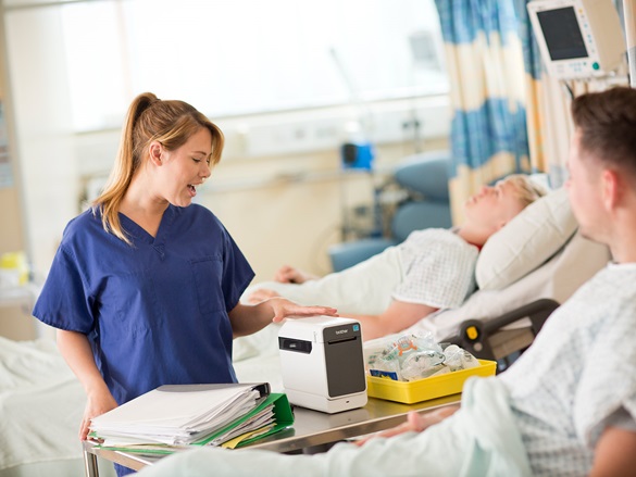 Krankenschwester mit TD-2000 im Wagen