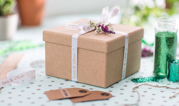 Hochzeitsgeschenkkasten personalisiert mit einem Brothergold auf Marineblauem Band